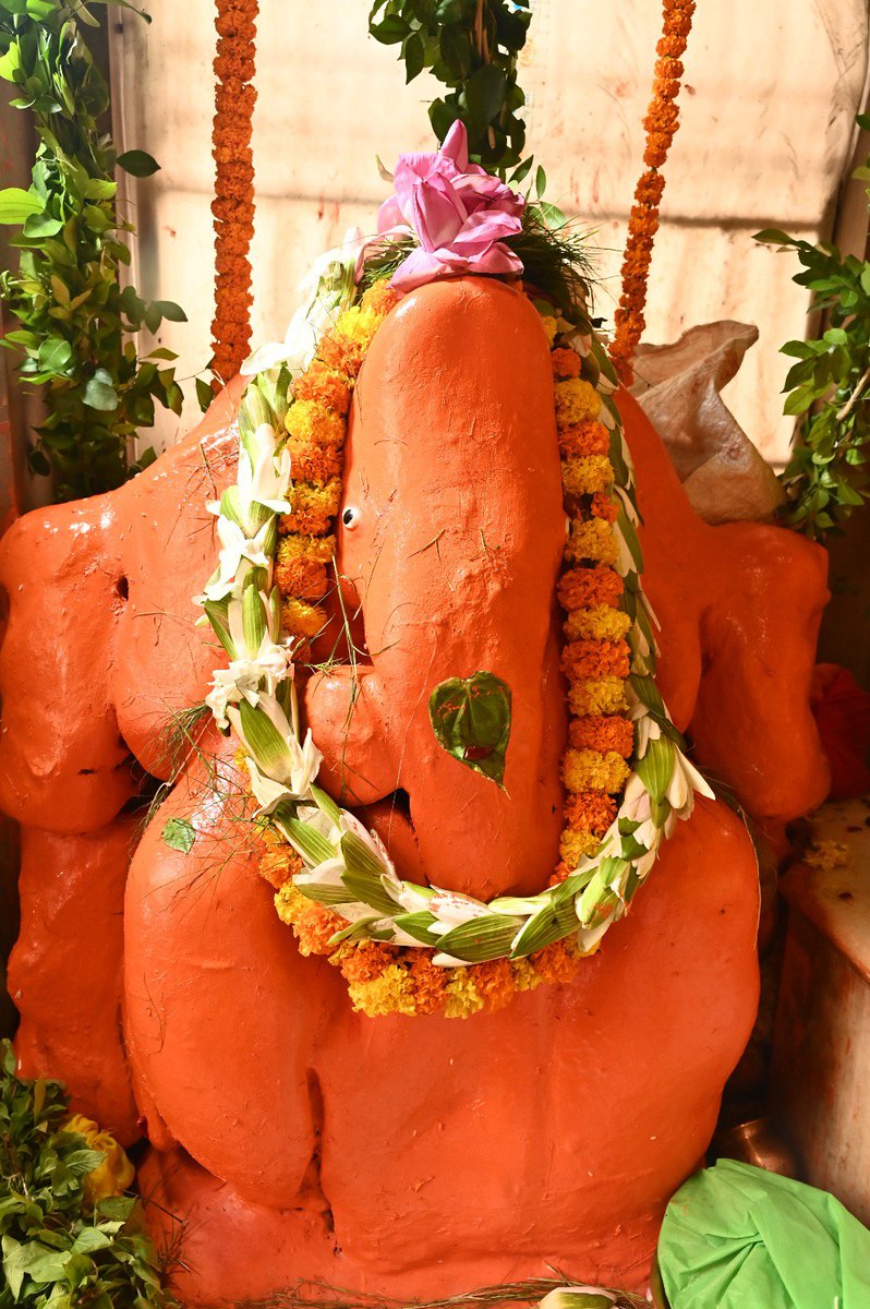 speaktheworldup's tweet photo. वक्रतुण्ड महाकाय
सूर्यकोटि समप्रभ ।
निर्विघ्नं कुरु मे देव
सर्वकार्येषु सर्वदा ॥
आज 14-09-2026  को श्री काशी विश्वनाथ धाम में भगवान शिव व् माता देवी पार्वती के प्रिय सनातन परंपरा में प्रथम पूज्य भगवान श्री गणेश जी का विधि-विधान पूर्वक हर्ष-उल्लास के साथ गणेश उत्सव मनाया गया। https://t.co/tvFhM2AP3a