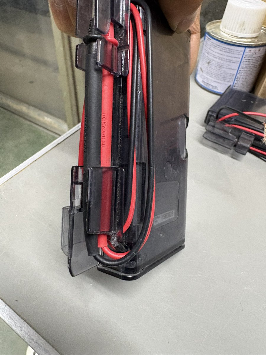 tufuoya's tweet photo. 電気屋さんがよく使うこのテスター

巻き付ける���元にテンションがかかって、よくプロープが切れません？？

裏のプラスチックを割って使用すると、ゆるやかに収納できて
今の所1年持ってます

ぜひお試し下さい👌 https://t.co/dBtvx5e9Po