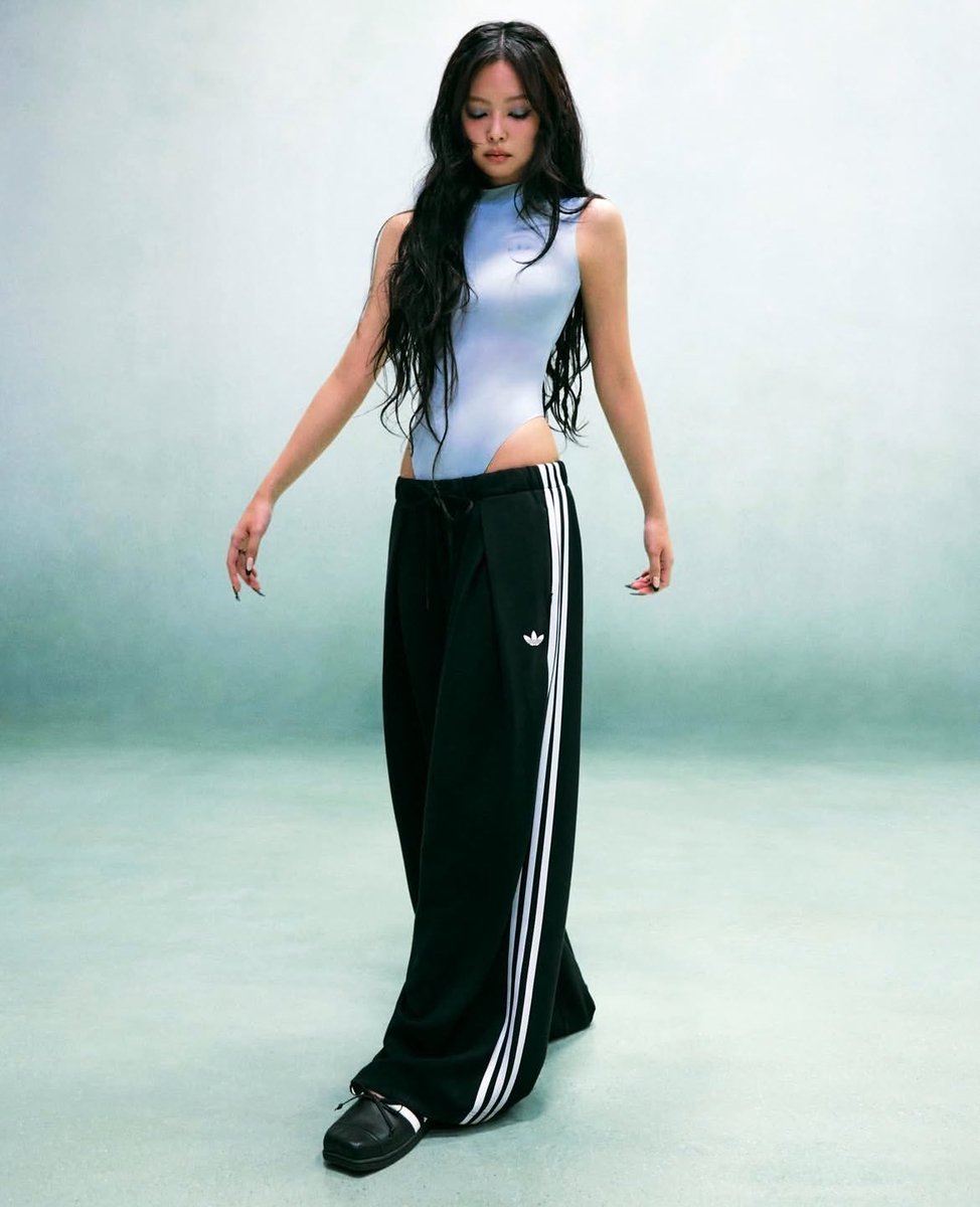 PopUnfiltered's tweet photo. JENNIE'S ADIDAS ERA JUST GOT SERIOUS. 🖤

Jennie's first adidas Originals collection is officially out and she's gone from global ambassador to co-designer.

JENNIE REALLY IS BUILDING HER OWN LANE. 👀 https://t.co/HQnoOLlNuG