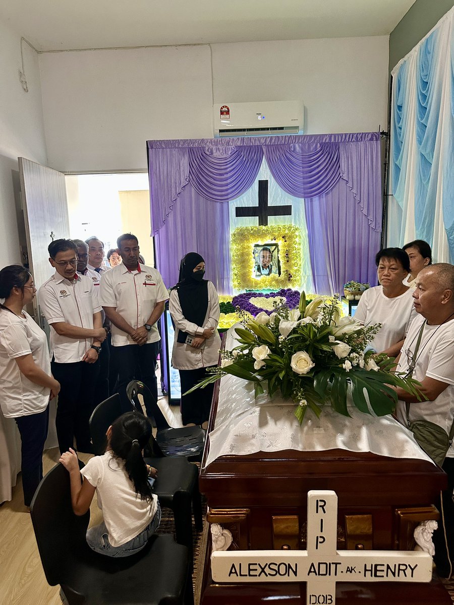 KKMPutrajaya's tweet photo. YBrs. Dr. Ismuni Bohari, Timbalan Ketua Pengarah Kesihatan (Kesihatan Awam), KKM telah mengadakan kunjungan takziah ke kediaman keluarga mendiang Penolong Pegawai Perubatan Alexon Adit di Senadin, Miri, yang terkorban dalam nahas helikopter di Long Lellang baru-baru ini.

Dalam kunjungan tersebut, beliau menyampaikan salam takziah serta menzahirkan rasa dukacita yang mendalam kepada isteri dan keluarga mendiang, di samping merakamkan setinggi-tinggi penghargaan atas jasa, khidmat bakti dan pengorbanan mendiang dalam menjalankan amanah sebagai anggota kesihatan.

Semoga seluruh ahli keluarga mendiang diberikan kekuatan dan ketabahan dalam menghadapi kehilangan ini.