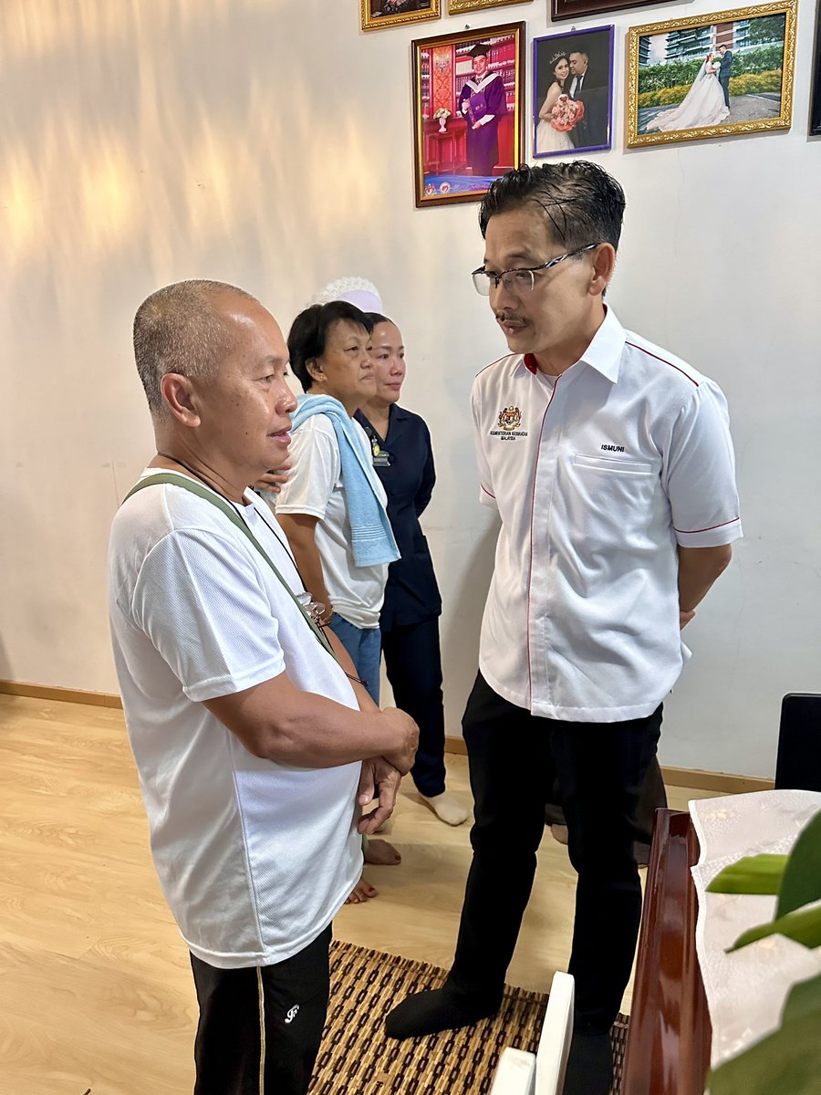KKMPutrajaya's tweet photo. YBrs. Dr. Ismuni Bohari, Timbalan Ketua Pengarah Kesihatan (Kesihatan Awam), KKM telah mengadakan kunjungan takziah ke kediaman keluarga mendiang Penolong Pegawai Perubatan Alexon Adit di Senadin, Miri, yang terkorban dalam nahas helikopter di Long Lellang baru-baru ini.

Dalam kunjungan tersebut, beliau menyampaikan salam takziah serta menzahirkan rasa dukacita yang mendalam kepada isteri dan keluarga mendiang, di samping merakamkan setinggi-tinggi penghargaan atas jasa, khidmat bakti dan pengorbanan mendiang dalam menjalankan amanah sebagai anggota kesihatan.

Semoga seluruh ahli keluarga mendiang diberikan kekuatan dan ketabahan dalam menghadapi kehilangan ini.