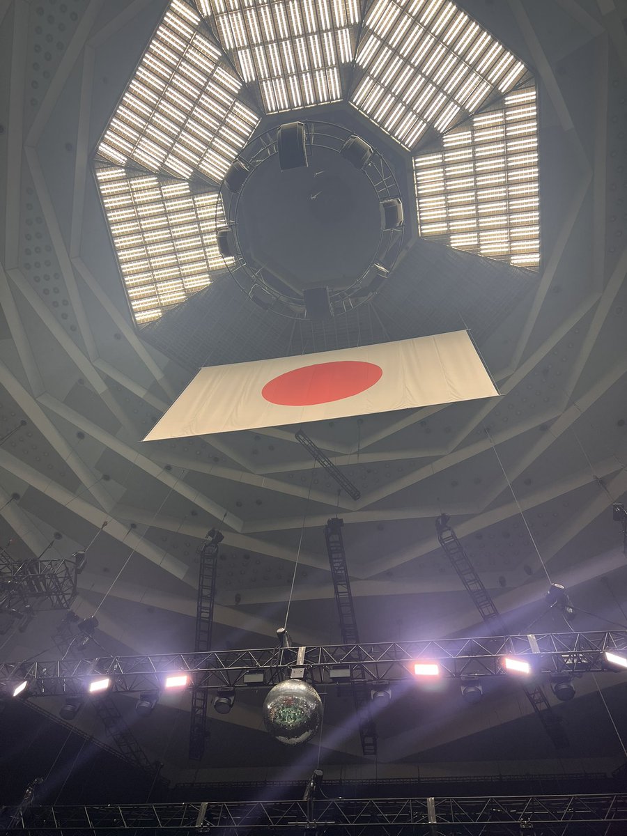 ririge3's tweet photo. 先日、初の日本武道館へ
これまた初の離婚伝説のライブに行ってきました！
席が良席すぎてビビり倒してたけど、松田歩さんの歌が��ますぎて声がキレイすぎて、ウエストが細すぎて、脚が長すぎて惚れ惚れしました😍 https://t.co/2aDpXd71En