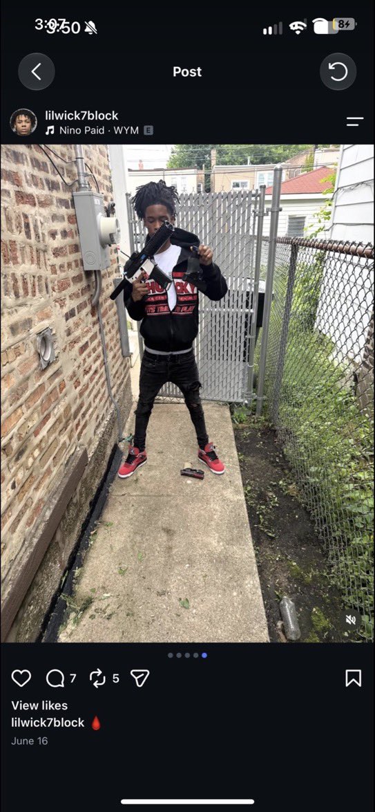 stfuderr's tweet photo. Dude got only one sneaker may my killer never be poor tf 😭 https://t.co/8B9rI2uHoA