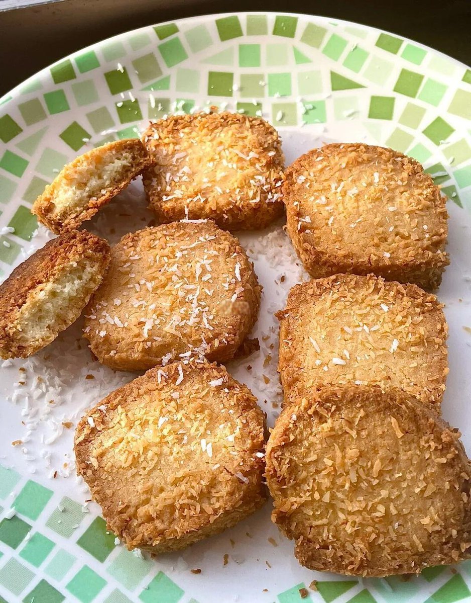 JoshMellady's tweet photo. Just borrowed a cup of sugar from my kind neighbor who left this fresh homemade cookie on my porch as a thank you! Small neighborhood moments hit different. https://t.co/jykZvXj3cw