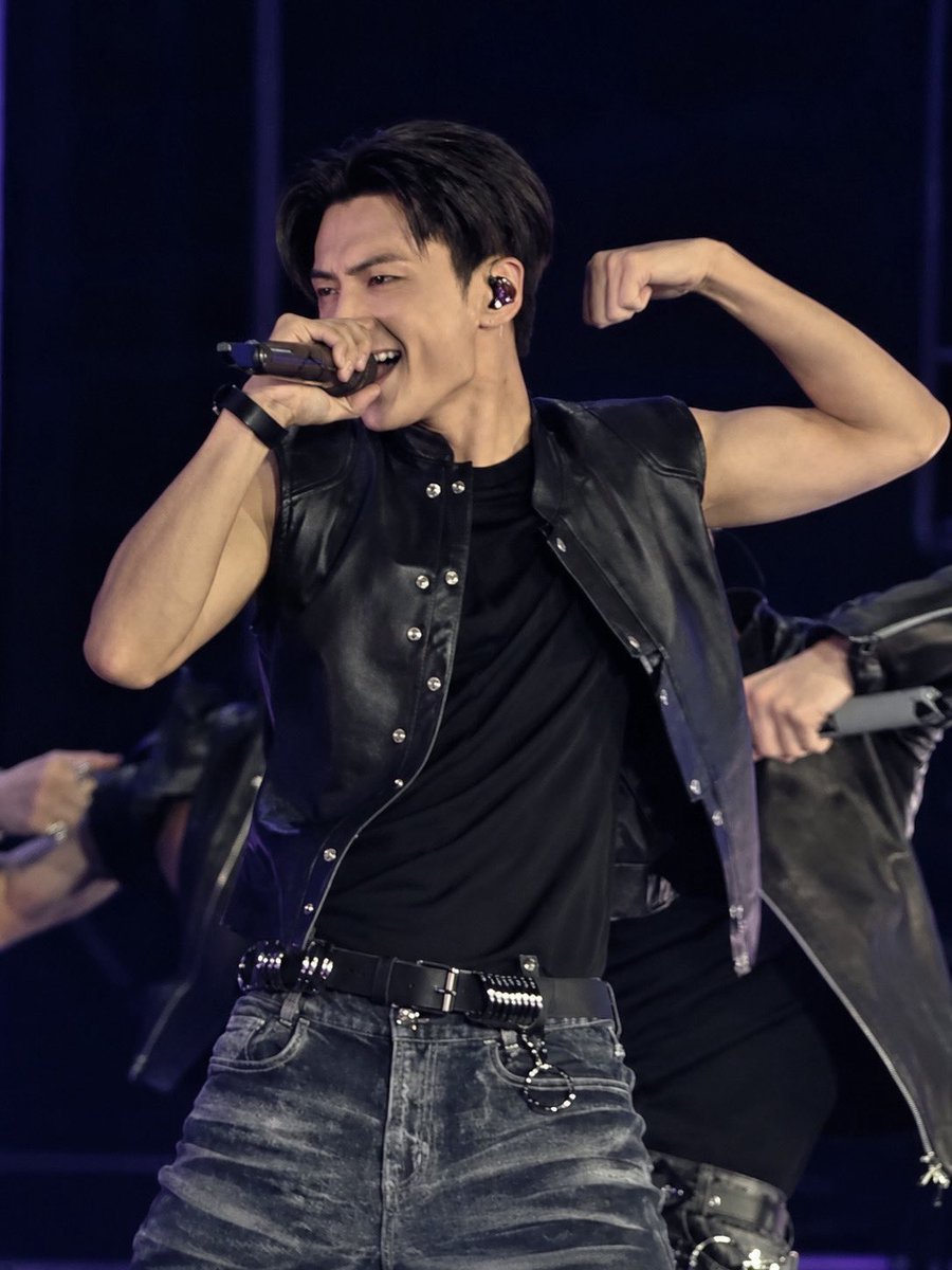 Jaycatonly's tweet photo. LOOK AT THOSE ARMS OMG https://t.co/Hu5pPyOI1Y