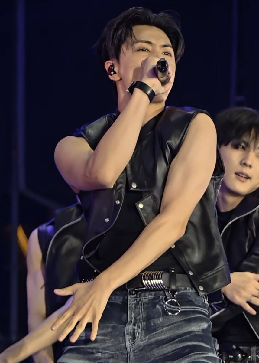 Jaycatonly's tweet photo. LOOK AT THOSE ARMS OMG https://t.co/Hu5pPyOI1Y