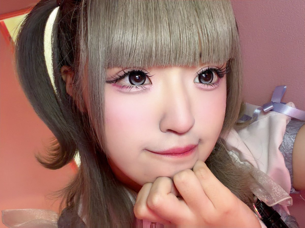 rizu_aimero's tweet photo. おきゅいんしてます🎶
カラコン忘れちゃってドンキ駆け込んだ！
ちゅるちゅる水光カラコン🌙
8月前半ラスト！19〜23時です！
アイメロでお待ちしてます＞ꇴ＜♪♥
 #秋葉原コンカフェ #秋葉原 #自撮り界隈 #いいね返し https://t.co/Zspk3YN7M3