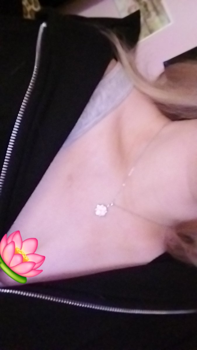 taylorrexia's tweet photo. Bad collarbone bc because im insecure with them showing https://t.co/6CT1krEsYR