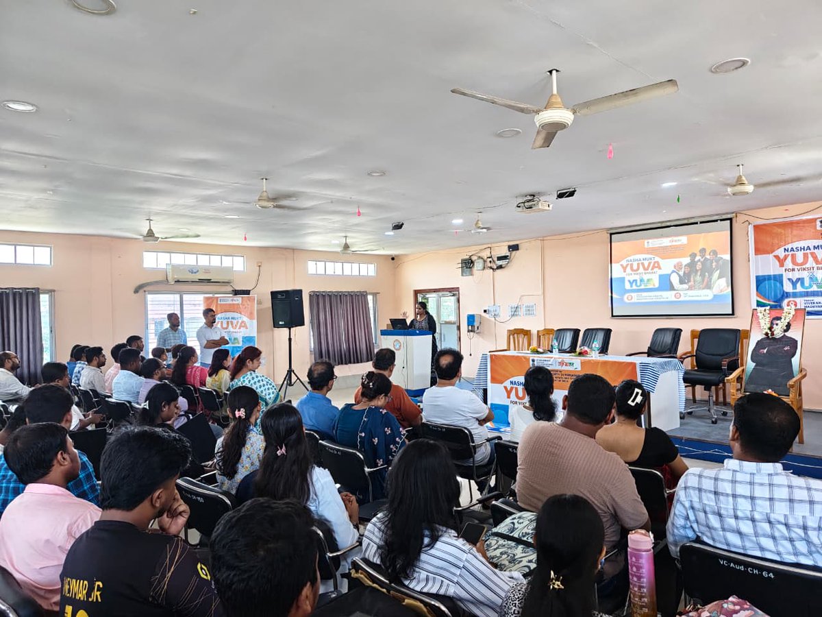 mybharatn24pgs's tweet photo. Nasha Mukt Bharat Abhiyan × Yuva Connect was conducted at Vivekananda College, Madhyamgram, bringing together young minds with a shared commitment towards a drug-free society. The youth are the strength of our nation, and every pledge taken today is a step towards a healthier. https://t.co/QcMbMDxhjn
