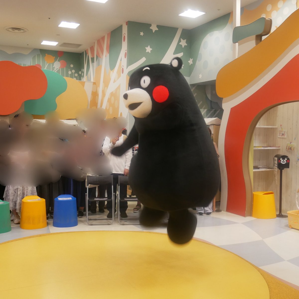 yuncaasu's tweet photo. 今日の　#くまモン
スクエア
みんなに可愛いと言われ
照れてお姉さんのうしろに隠れる🤭
ダンス頑張ってパフェのごほうびGET🍨
イェーイ！🙌って帰っていきました🥳 https://t.co/2b7vqBbBOB