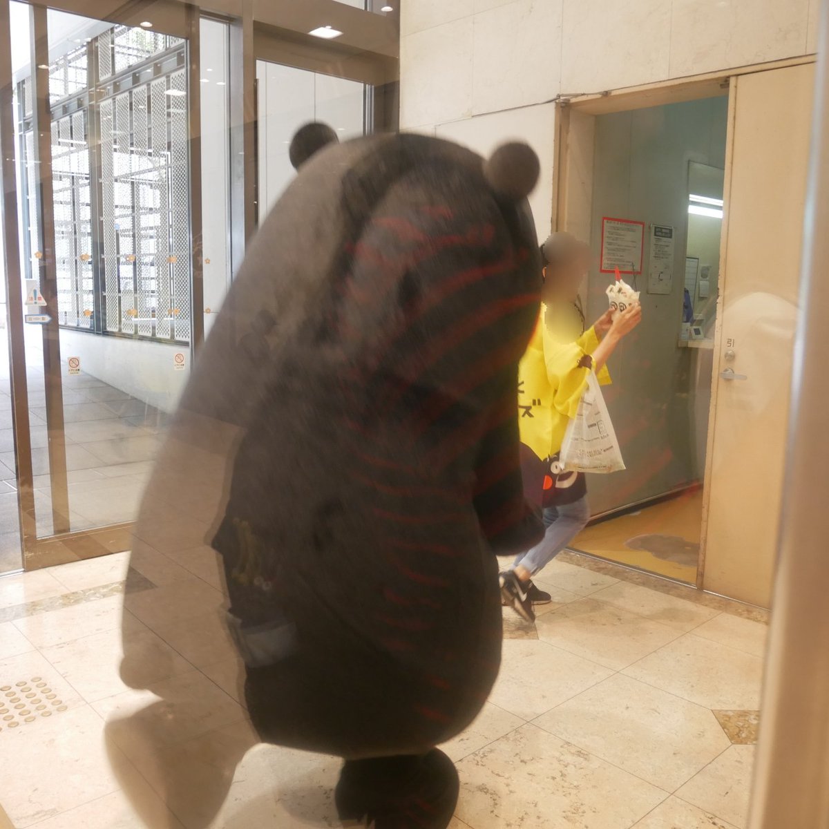 yuncaasu's tweet photo. 今日の　#くまモン
スクエア
みんなに可愛いと言われ
照れてお姉さんのうしろに隠れる🤭
ダンス頑張ってパフェのごほうびGET🍨
イェーイ！🙌って帰っていきました🥳 https://t.co/2b7vqBbBOB
