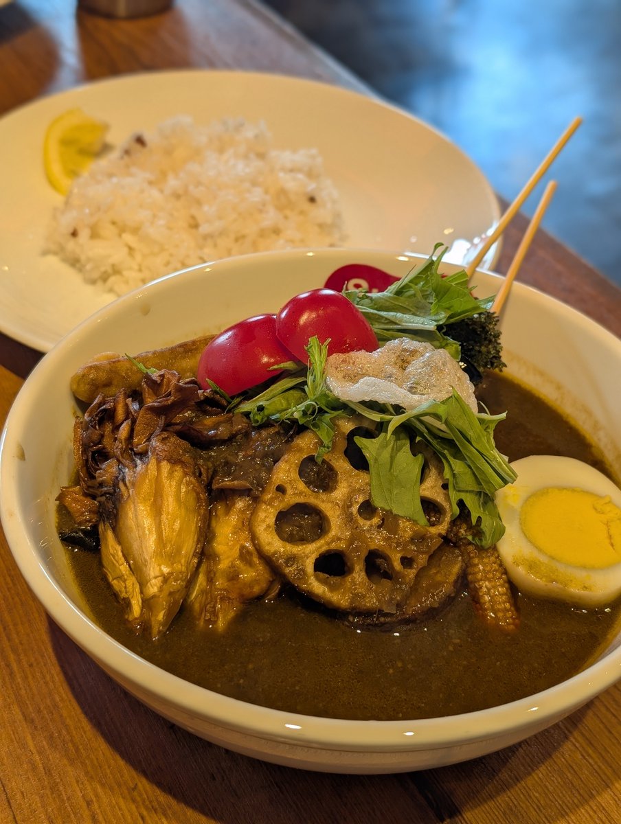 mimi_hokkaido's tweet photo. @ Soup Curry Suage 天神
素揚げされたたっぷりの野菜が美味しい「野菜たっぷりのベジタブルカレー🥕」
イカ墨を使った濃厚スープは、通常のスープと比べてズッシリくる美味しさ🍲
札幌のソウルフード、スープカレーもお店によって様々な味が楽しめますね😌
#Suage
#スープカレー https://t.co/E1JI52WOTz