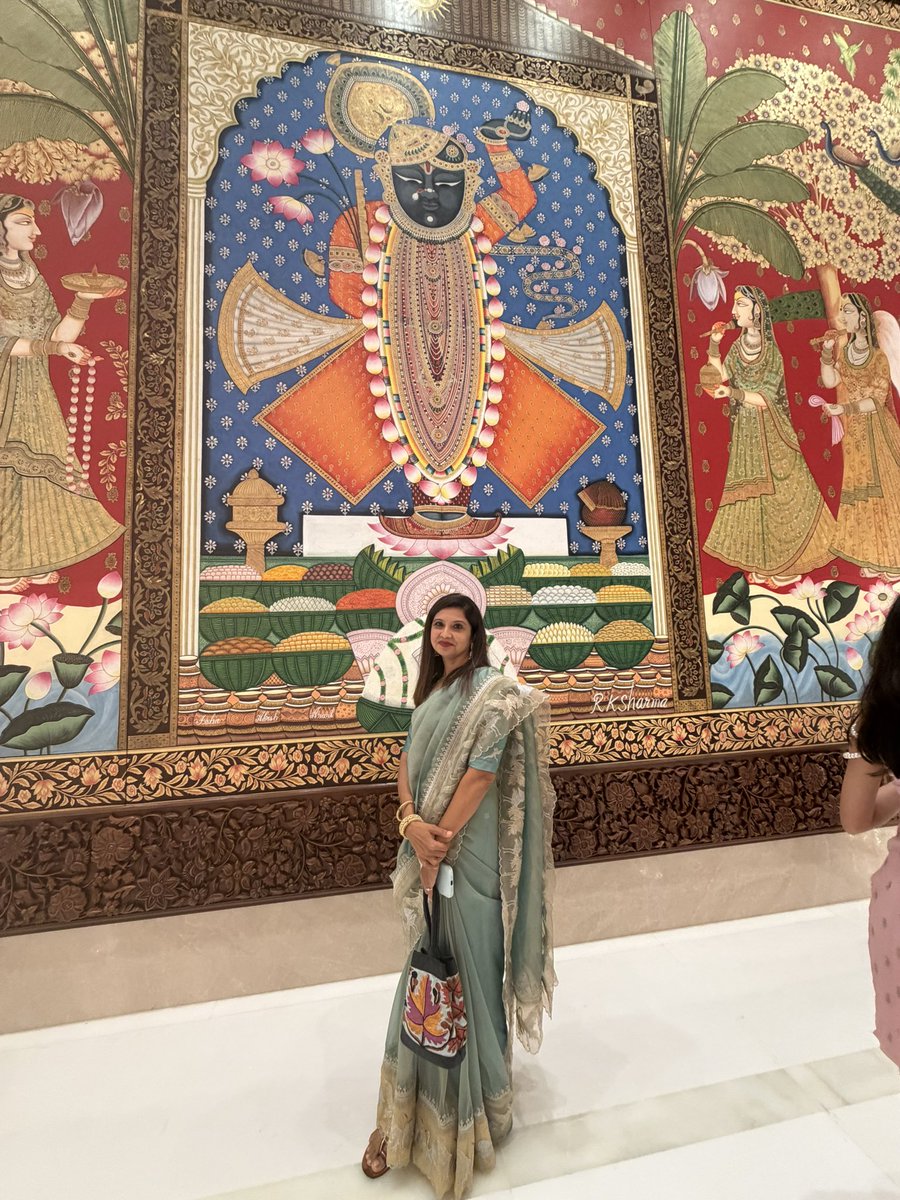 sompura_preeti's tweet photo. Ganpati darshan at Antilia #antilia#ambani hosue https://t.co/otQkpShakm