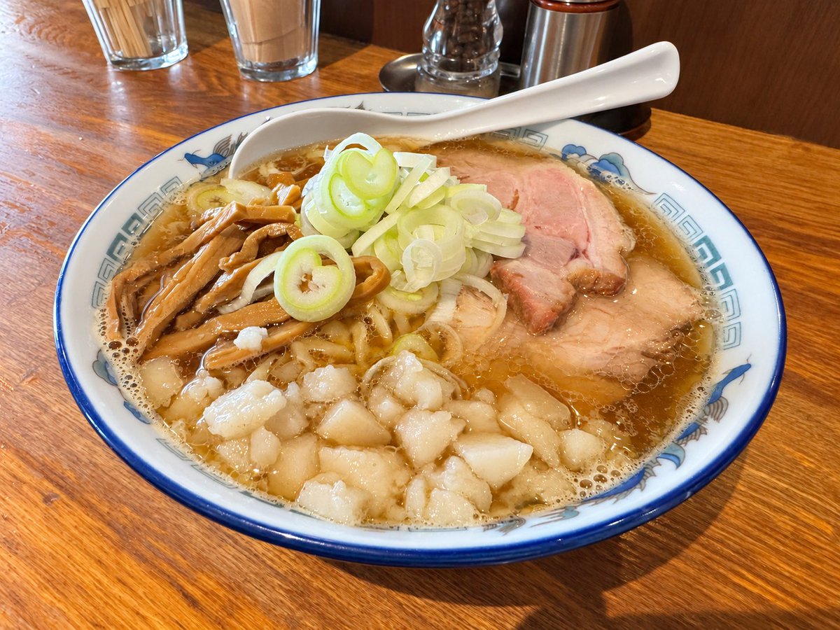kudo_pon's tweet photo. 東京・神保町で山形県の「ケンちゃんラーメン」インスパイアなゲキウマ確定ラーメンが食べられるとは！

そのラーメン屋さんは地下鉄神保町駅から徒歩1分の場所にある「神保町可以」。調べてわかったのだが、ラーメン仙人ともラーメン神ともいえる渡辺樹庵さんが経営する店だった。ケンちゃんラーメンに着目したのスゴイ！

ケンちゃんラーメン、控えめにいって最高にうまいラーメンだから！ 一度でも食べたら最後、ドハマリして大好きになるから！

あまりにもケンちゃんラーメンがうますぎて、東京に戻ってから禁断症状が出て涙目になりながら足ガクガクさせていたのだが「神保町可以」で完成度が高すぎるケンちゃんラーメンインスパイアが食べられて大満足！

濃い醤油感、細めのメンマ、油膜、そして身入り(上質な豚肉の脂身)がしっかり含まれていて至高！ 麺の縮れっぷりも至高であり、ケンちゃんみあるキャパい仕上がり。食べた感想としては「丁寧に上品に仕上げたケンちゃんラーメン」といった感じで満足度高いッ！

これは作る職人さんがラーメンだけでなくケンちゃんラーメンを愛していないと仕上げられないデキ。ケンちゃんラーメンがどんな味か、東京で体験したい人は「神保町可以」に行くといいよ！ もちろんケンちゃんラーメンファンも行くべき！ その魅力の一部は確実に知れる。

これからも関東圏のケンちゃんラーメンインスパイアを巡りまくる予定！

ごちそうさまでした！
