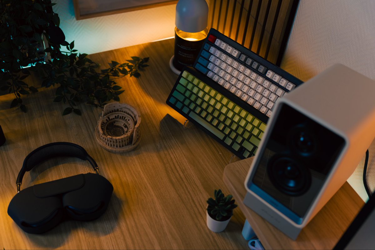 VinhDeskSetup's tweet photo. Same desk. Lights off in the room. Bias light only.

This is the version I actually sit in at 11pm.

14/30
#desksetup https://t.co/FQ7aJQU8la