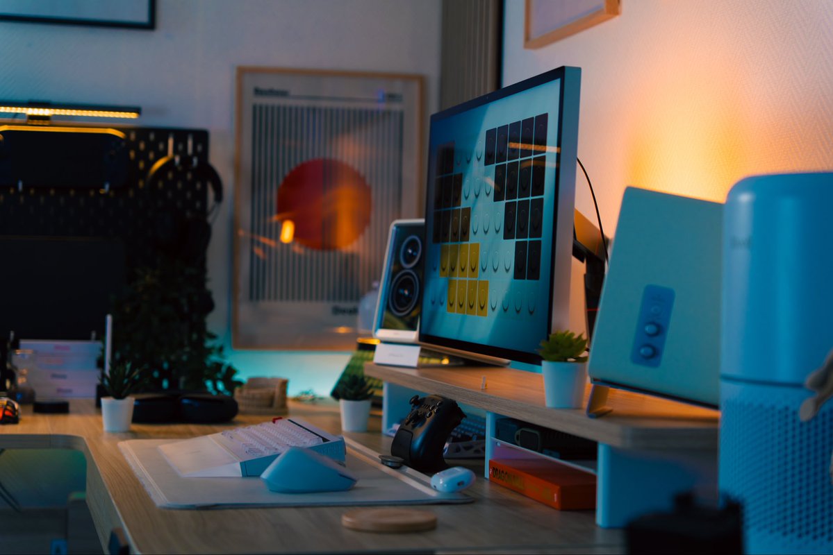 VinhDeskSetup's tweet photo. Same desk. Lights off in the room. Bias light only.

This is the version I actually sit in at 11pm.

14/30
#desksetup https://t.co/FQ7aJQU8la