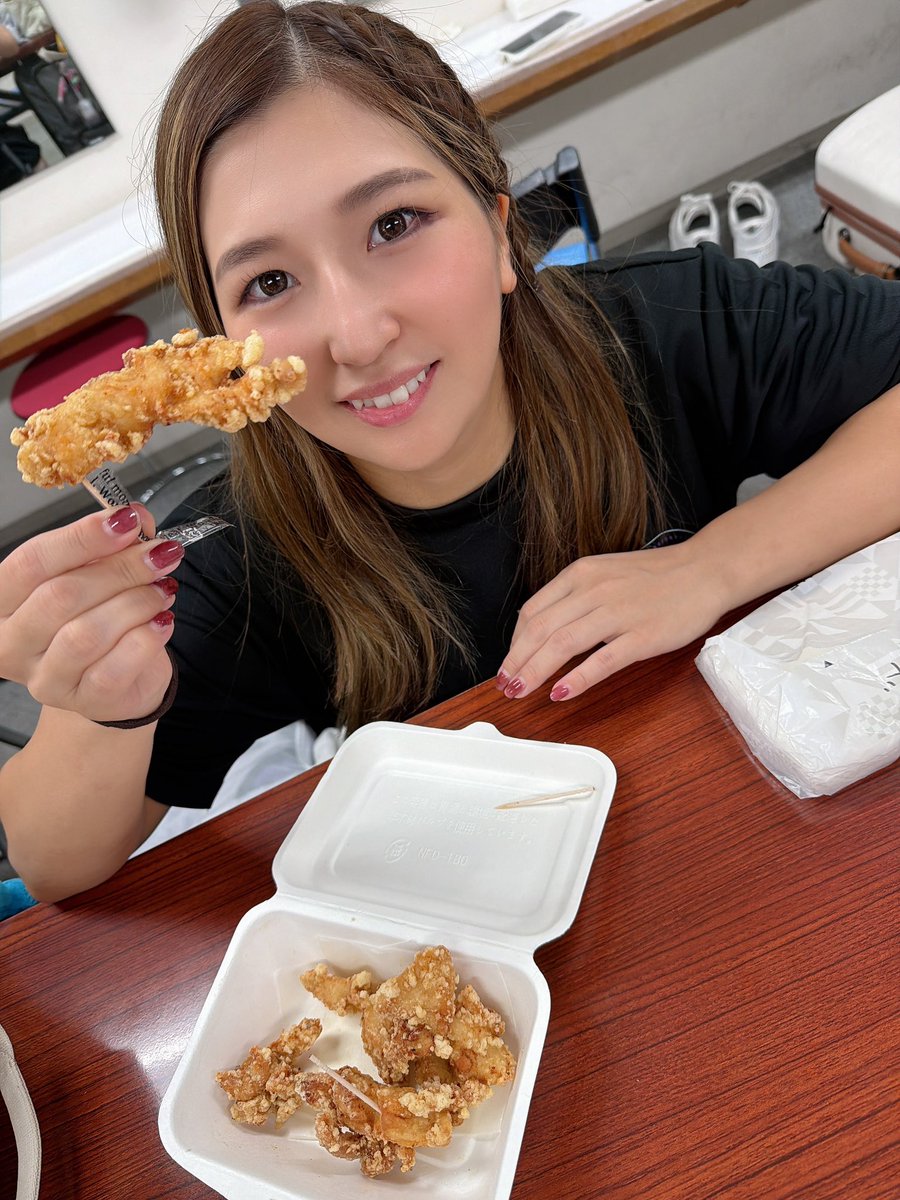 g0chika's tweet photo. 大人気！後とうのからあげ✨✨

オッキーさん、未来さん
小川さん、麻優さんを激写〜📷

#pw_mg #ゴチカ凱旋大会 https://t.co/FwNuIbp971