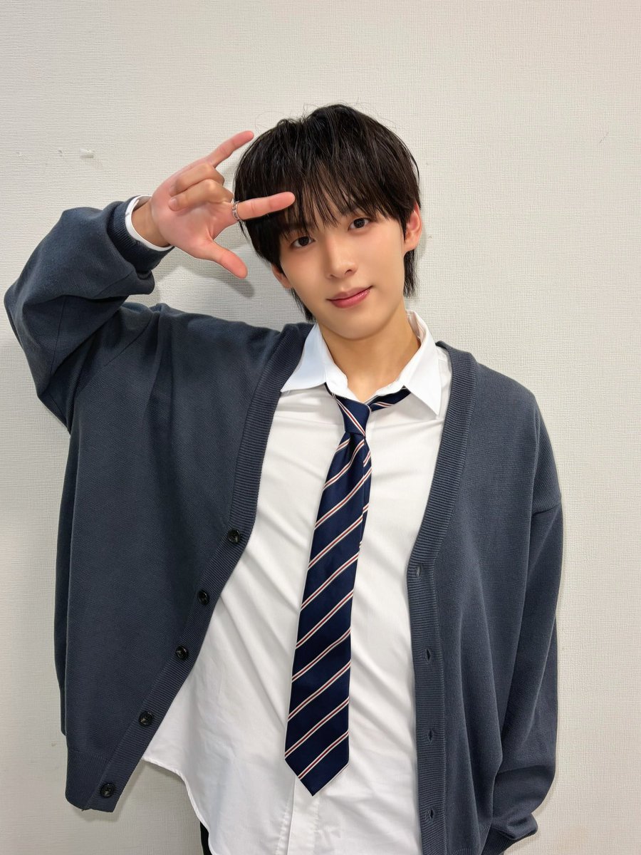 pupshh's tweet photo. KO1KEYZ(コイキーズ)のじゃがいも子犬🥔シンヘンくんの嘘みたいなホントの経歴まとめ
・15歳でアフリカでのボランティアに参加
・高卒認定試験を受けて大学進学
・18歳で地方議員選立候補
・21歳で日本開催のアイドルオーディション番組に参加
・最終4位でKO1KEYZとして日韓同時デビュー決定
#KO1KEYZ https://t.co/Tas7k8DyF8