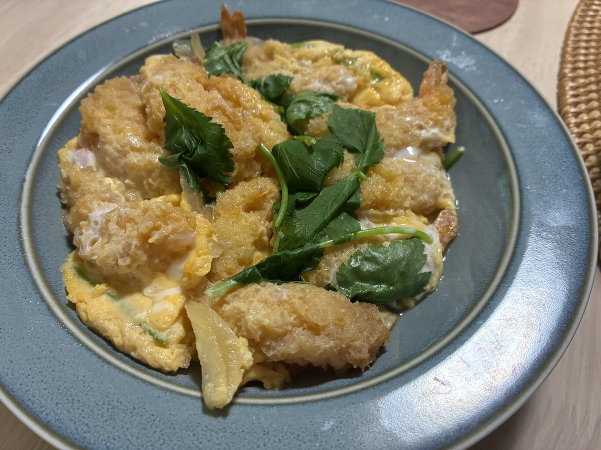sakko_eiyo's tweet photo. 彼氏が仕事帰りのスーパーで買った惣菜から一品作ってくれた
ちょっと豪華になった https://t.co/UPDIZXg8qT