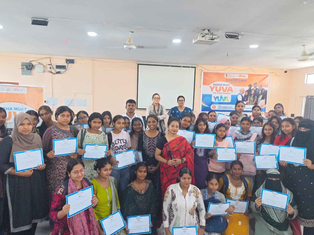 mybharatn24pgs's tweet photo. Nasha Mukt Bharat Abhiyan × Yuva Connect was conducted at Vivekananda College, Madhyamgram, bringing together young minds with a shared commitment towards a drug-free society. The youth are the strength of our nation, and every pledge taken today is a step towards a healthier. https://t.co/QcMbMDxhjn