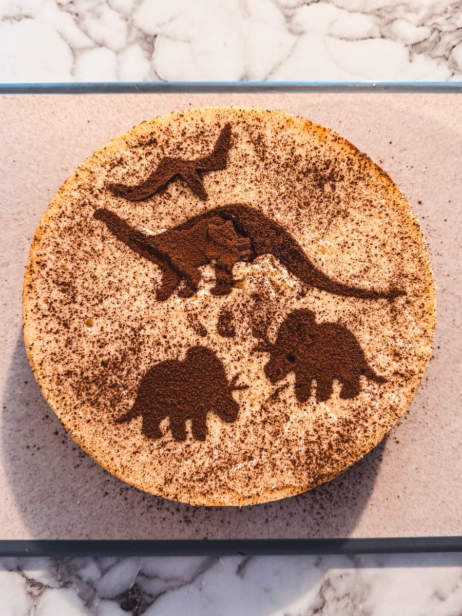 acacia_ev98's tweet photo. its not the prettiest but i tried my best to bake a new york style cheesecake for hannies birthday 🥺

HAPPY BIRTHDAY HAN JISUNG ILY 💕

*i ate the cute lil triceratops in his honour 😌

#HappyHANDay https://t.co/wqZ75zYO0f