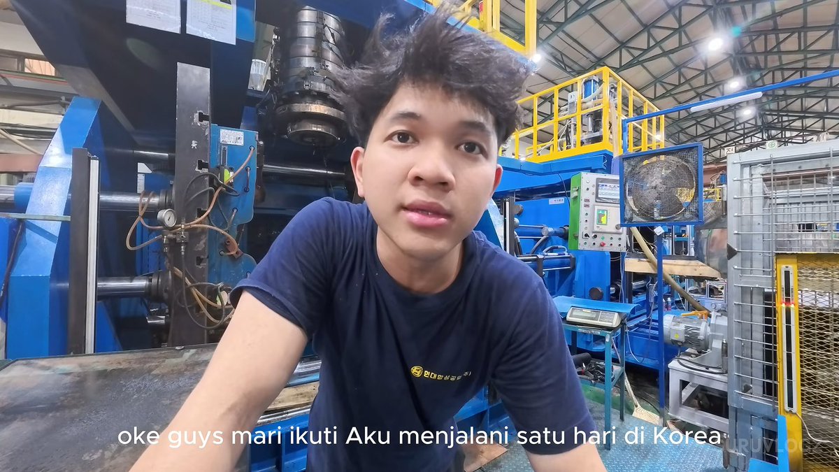 karirfess's tweet photo. Baru nonton Mahesa, PMI pabrik di Korea Selatan. Gaji di sana 30 jutaan, tapi kerjanya gitu2 aja..

- Bangun sekitar jam 6 di asrama
- Sarapan sederhana: nasi, kentang goreng, teri
- Dapur umum di lantai satu. Kamar di lantai dua
- Absen masuk, chulgeun, lalu ke area pabrik
- Shift malam mulai 07.50, gantiin shift sebelumnya
- Siapkan air, sarung tangan, earphone biar tidak ngantuk
- Pasang pisau mesin, nyalakan mesin, input daftar barang di komputer
- Sehari 12 jam di tempat kerja: 10 jam aktif, 2 jam istirahat
- Awal produksi, lembar plastik harus ditarik manual 3–4 kali