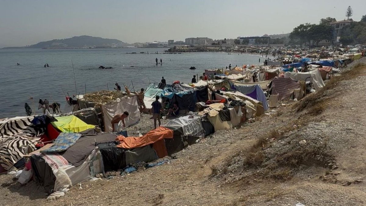 que_jarturaaa's tweet photo. A todos nos duele mucho lo de Ceuta, pero no nos engañemos nos pilla lejos. 
La situación es TAN GRAVE que el país entero se debería haber paralizado exigiendo la devolución inminente legal o no. Pero tu pueblo sigue celebrando sus fiestas, la F1 se desarrolló sin… https://t.co/5jVezEGSQc