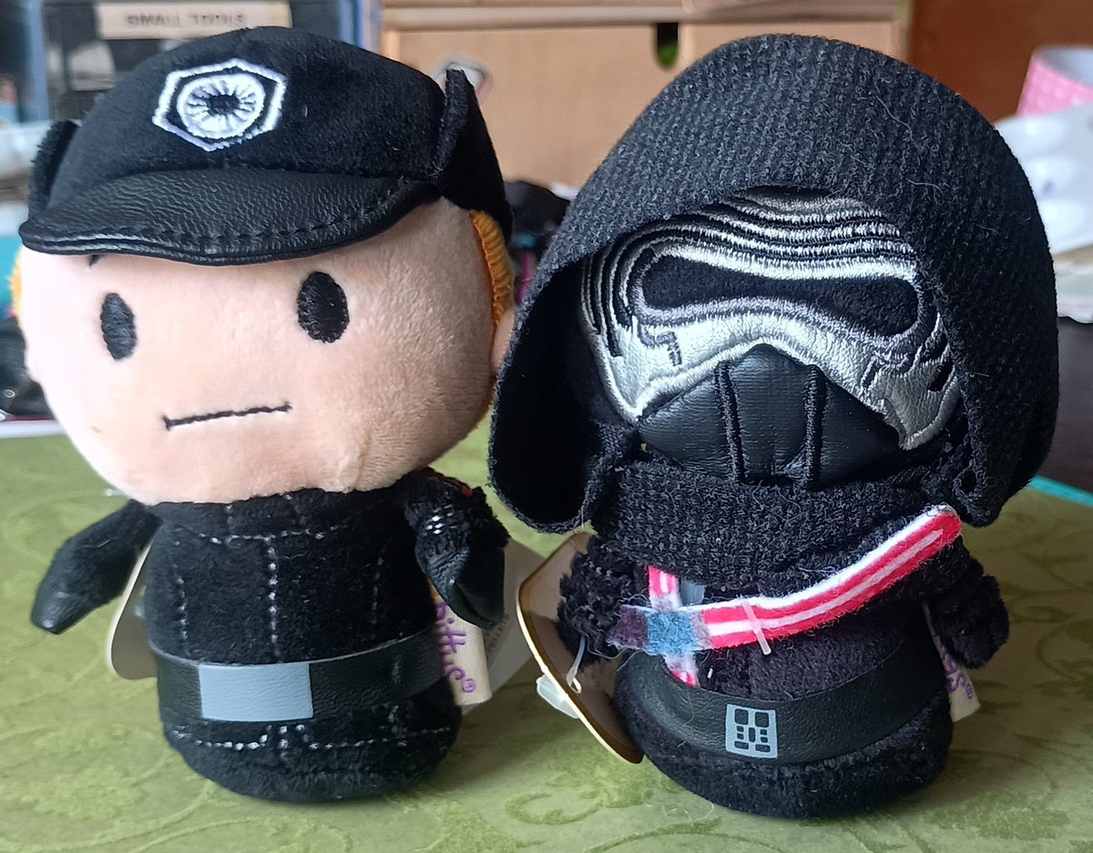 lam3borghini's tweet photo. A classic #Kylux now in Itty Bitty Form!! #KyloRen #GeneralHux https://t.co/2N1s1IUycT