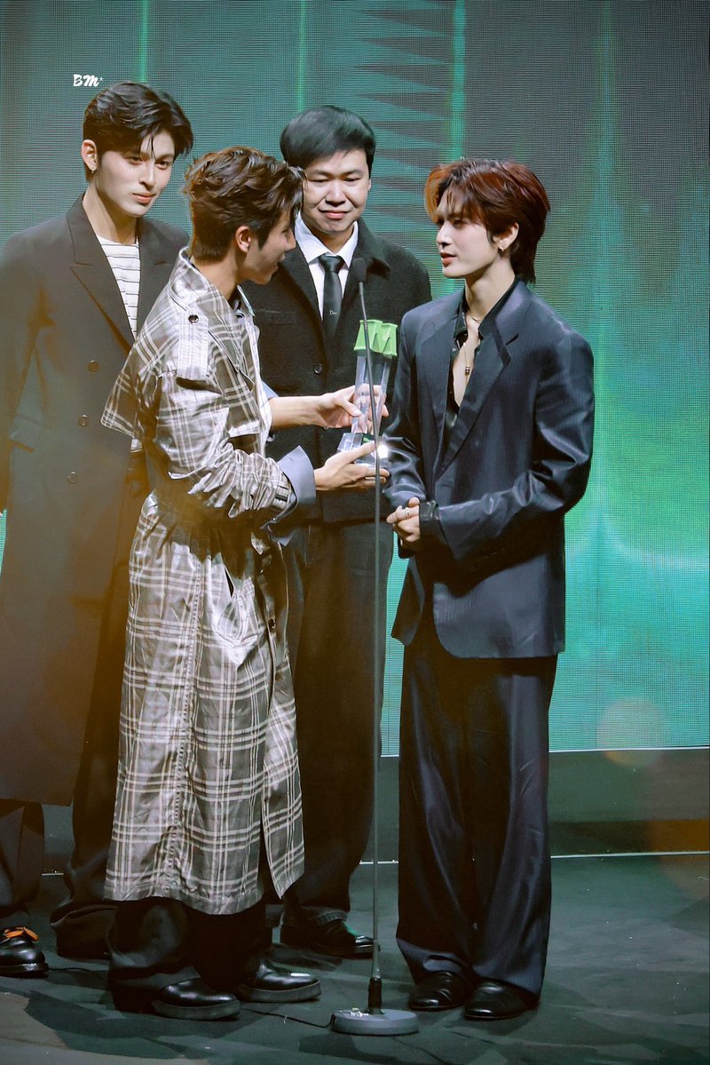 lek19889's tweet photo. มาเห็นรูปนี้อีกที เพิ่งนึกได้ว่า ก็สองคนนี้ด้วยแหละเป็นคนแนะนำให้เพิร์ธแซนต้ามาเจอกันตั้งแต่วันแรกจริงๆอ่ะ55555555 https://t.co/8Uyh5poFPk