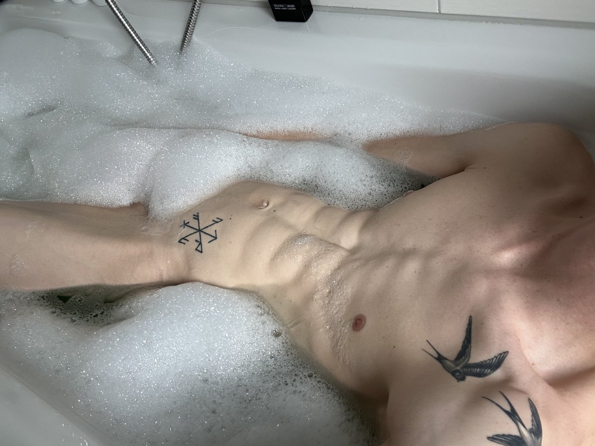 maximiliandxvil's tweet photo. Come with me in my Bathtube!! 😁💦 https://t.co/JqnM9MhHmT