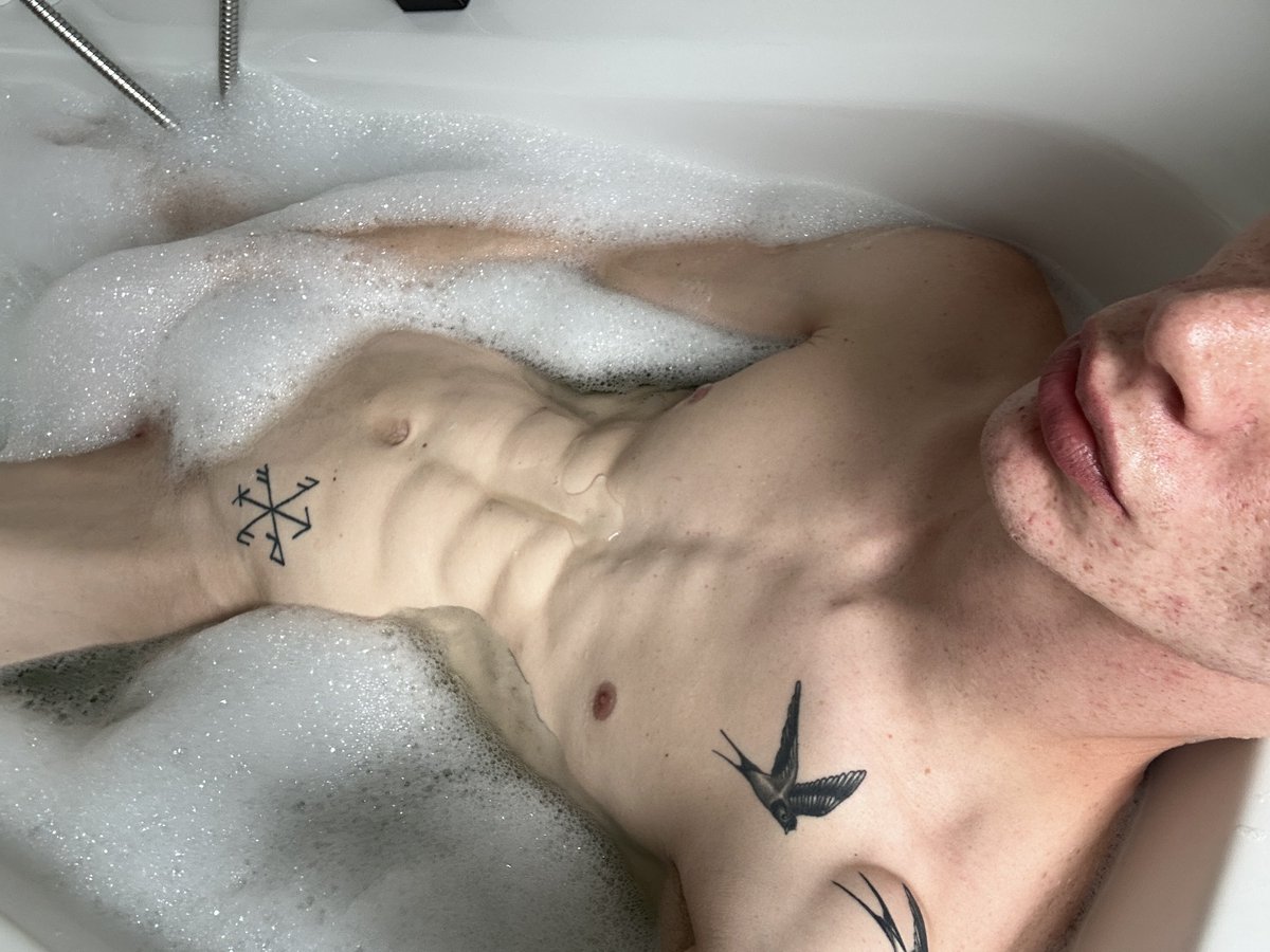 maximiliandxvil's tweet photo. Come with me in my Bathtube!! 😁💦 https://t.co/JqnM9MhHmT