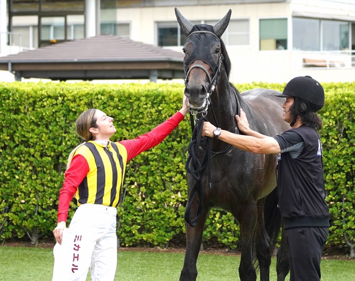MickaelleMichel's tweet photo. 昨日は中山で今期の1勝目・2勝目をあげました…7年越しのJRAでの勝利に感極まって、涙をこらえることができませんでした😭

スローブギ・オートカリテの両陣営の皆様、そして馬主の皆様方に多大なる感謝を申し上げます🙏🏻🤍

ここから勢いに乗ってもっと勝ちたいです！💪🏻 https://t.co/25gaHXBajv