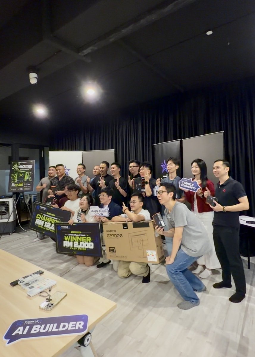0xdindin's tweet photo. 昨天刚结束了我们第一场线下 AI Hackathon 💻

从筹备、找场地、找赞助，到真的看着大家坐在现场比赛，结束之后第一个感觉就是：终于搞完了 😂

好多 Web3 的朋友最近都问我：你怎么很少发推了？到底跑去干嘛了？

其实这半年，我都跑去忙 Web2 了。 https://t.co/TicFij7Vin