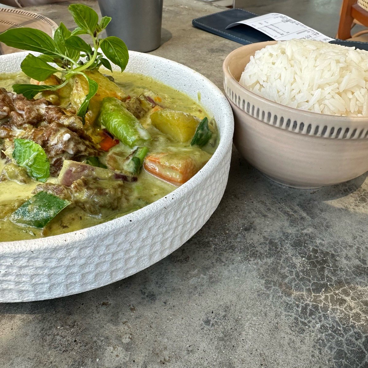 ClaribelTytv's tweet photo. Craving bold flavors Try authentic Thai green curry tonight—creamy coconut, spicy basil, and tender chicken in every bite, pure comfort from the streets of Bangkok to your plate! https://t.co/YFuSzYWVXD