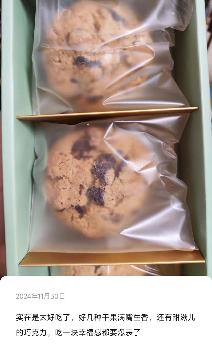 ValrieZiniewicz's tweet photo. Just baked warm chocolate chip cookies and dropped a plate for our next-door neighbors! Their little kid’s face when they opened the door made my whole day https://t.co/6SMFw2e6z8