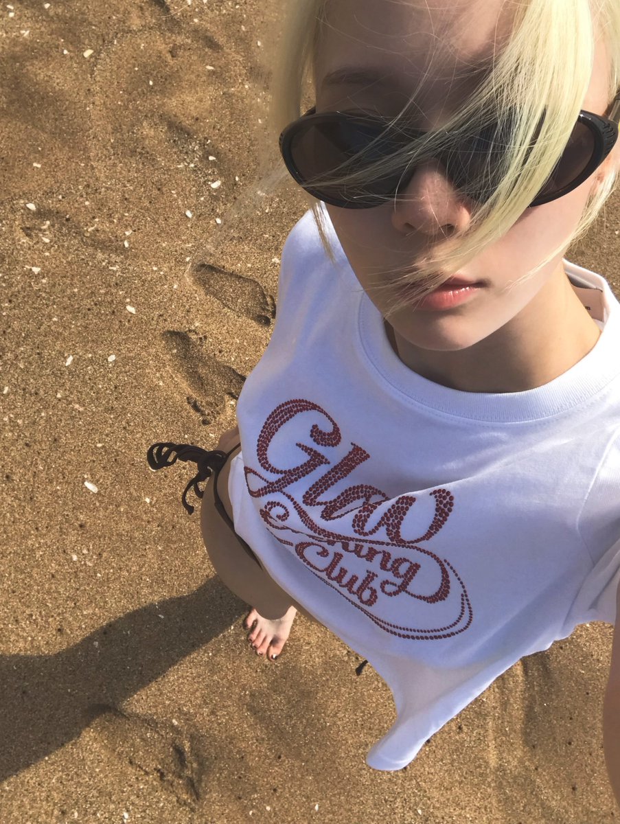 mirnjong's tweet photo. summer looks better
under golden skies.
warm skin, salty air,
and just enough 🂱🂭
trouble in the mood. https://t.co/V9y1llkAEC
