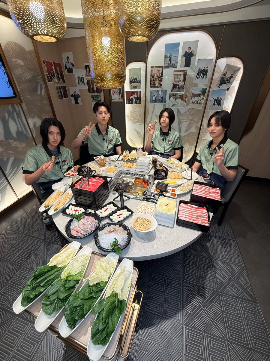LNGSHOT4sho's tweet photo. 훠궈계를 긴장시킨 전설의 먹짱 그룹 귀환 🍲

⏰ 오늘 밤 9시 #4SHOBOSHOW #LNGSHOT https://t.co/qFrkV9YaY3