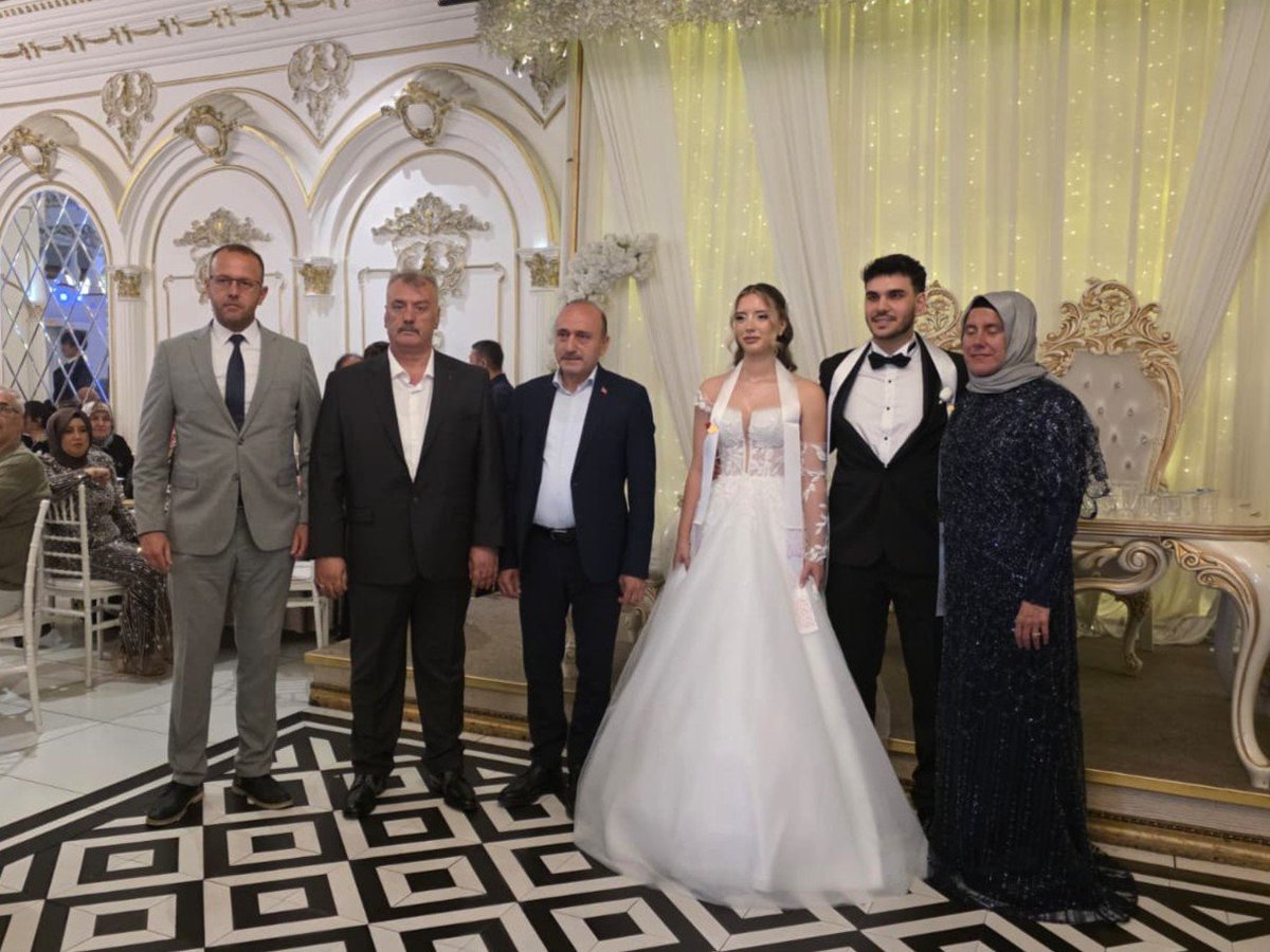 ozsagliksen's tweet photo. BAŞKAN SERT, İSTANBUL 1 NO’LU ŞUBE BAŞKANIMIZ MURAT KAYTARAN’IN KIZININ DÜĞÜN MERASİMİNE KATILDI

HAK-İŞ Genel Başkan Yardımcısı ve Genel Başkanımız Devlet Sert, İstanbul 1 No’lu Şube Başkanımız Murat Kaytaran’ın kızı Ayşenur ile Eren Altan çiftinin düğün merasimlerine katılarak mutluluklarına ortak oldu.

⬇️
https://t.co/zWqMNiw3uh