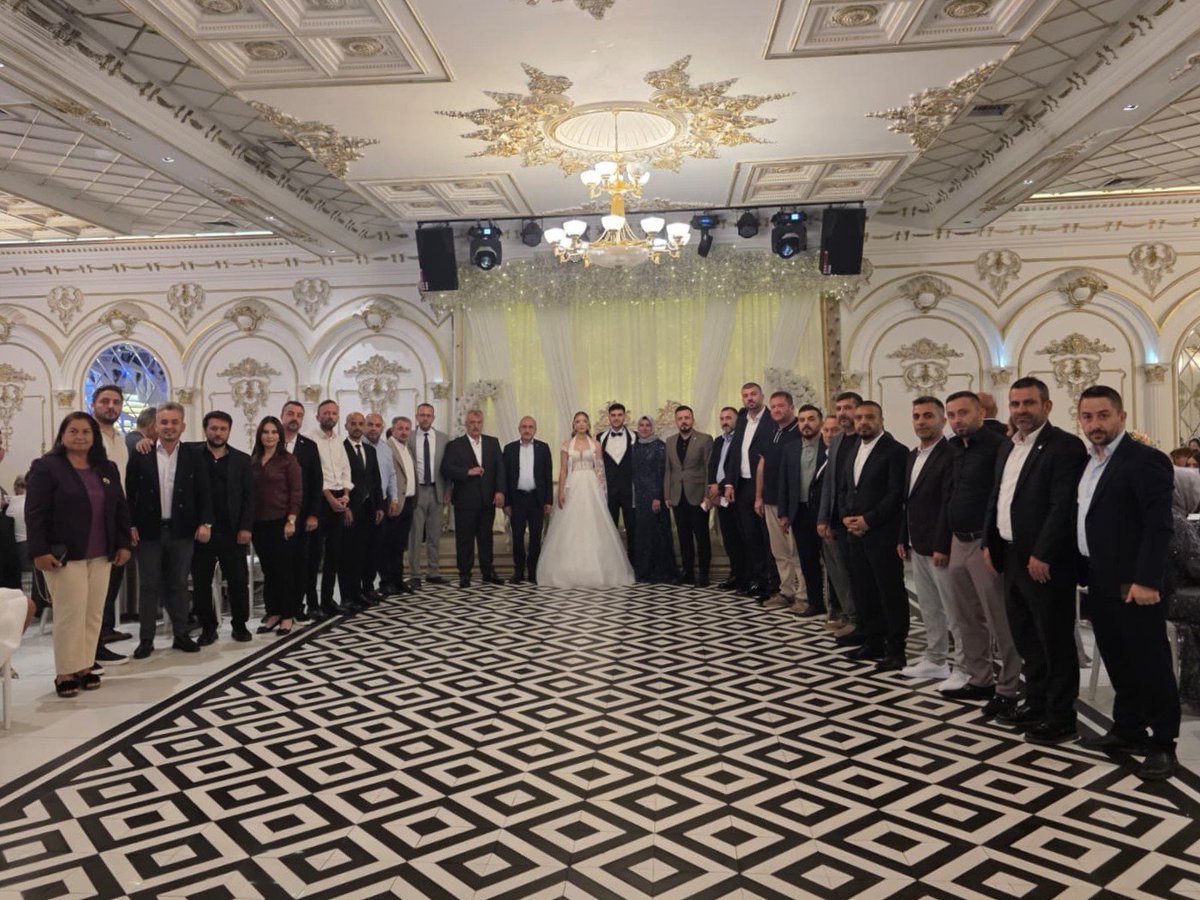 ozsagliksen's tweet photo. BAŞKAN SERT, İSTANBUL 1 NO’LU ŞUBE BAŞKANIMIZ MURAT KAYTARAN’IN KIZININ DÜĞÜN MERASİMİNE KATILDI

HAK-İŞ Genel Başkan Yardımcısı ve Genel Başkanımız Devlet Sert, İstanbul 1 No’lu Şube Başkanımız Murat Kaytaran’ın kızı Ayşenur ile Eren Altan çiftinin düğün merasimlerine katılarak mutluluklarına ortak oldu.

⬇️
https://t.co/zWqMNiw3uh