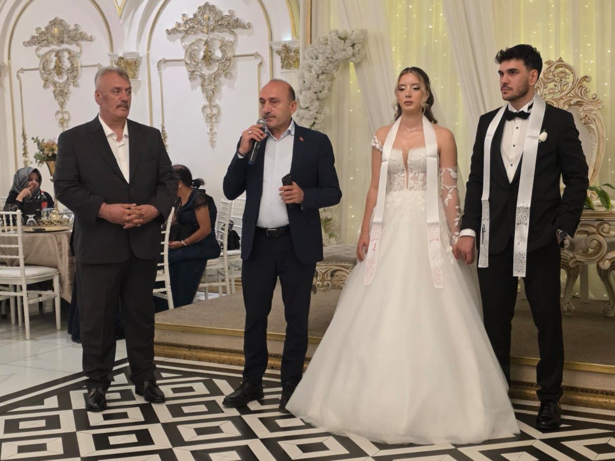 ozsagliksen's tweet photo. BAŞKAN SERT, İSTANBUL 1 NO’LU ŞUBE BAŞKANIMIZ MURAT KAYTARAN’IN KIZININ DÜĞÜN MERASİMİNE KATILDI

HAK-İŞ Genel Başkan Yardımcısı ve Genel Başkanımız Devlet Sert, İstanbul 1 No’lu Şube Başkanımız Murat Kaytaran’ın kızı Ayşenur ile Eren Altan çiftinin düğün merasimlerine katılarak mutluluklarına ortak oldu.

⬇️
https://t.co/zWqMNiw3uh