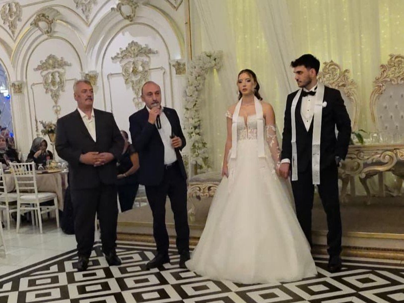 ozsagliksen's tweet photo. BAŞKAN SERT, İSTANBUL 1 NO’LU ŞUBE BAŞKANIMIZ MURAT KAYTARAN’IN KIZININ DÜĞÜN MERASİMİNE KATILDI

HAK-İŞ Genel Başkan Yardımcısı ve Genel Başkanımız Devlet Sert, İstanbul 1 No’lu Şube Başkanımız Murat Kaytaran’ın kızı Ayşenur ile Eren Altan çiftinin düğün merasimlerine katılarak mutluluklarına ortak oldu.

⬇️
https://t.co/zWqMNiw3uh
