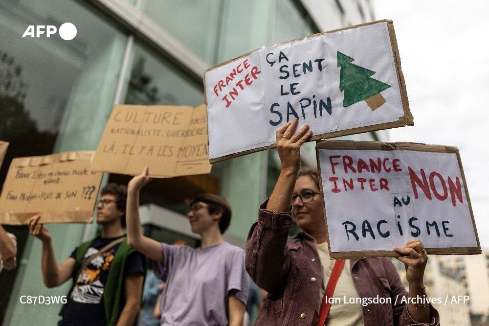 afpfr's tweet photo. 📻️ Les antennes de Radio France sont perturbées lundi matin en raison d'une grève pour protester contre le recrutement d'un responsable du magazine Valeurs actuelles, Charles Sapin, accusé par les syndicats de porter des idées d'extrême droite. https://t.co/D1BeSy6MmO