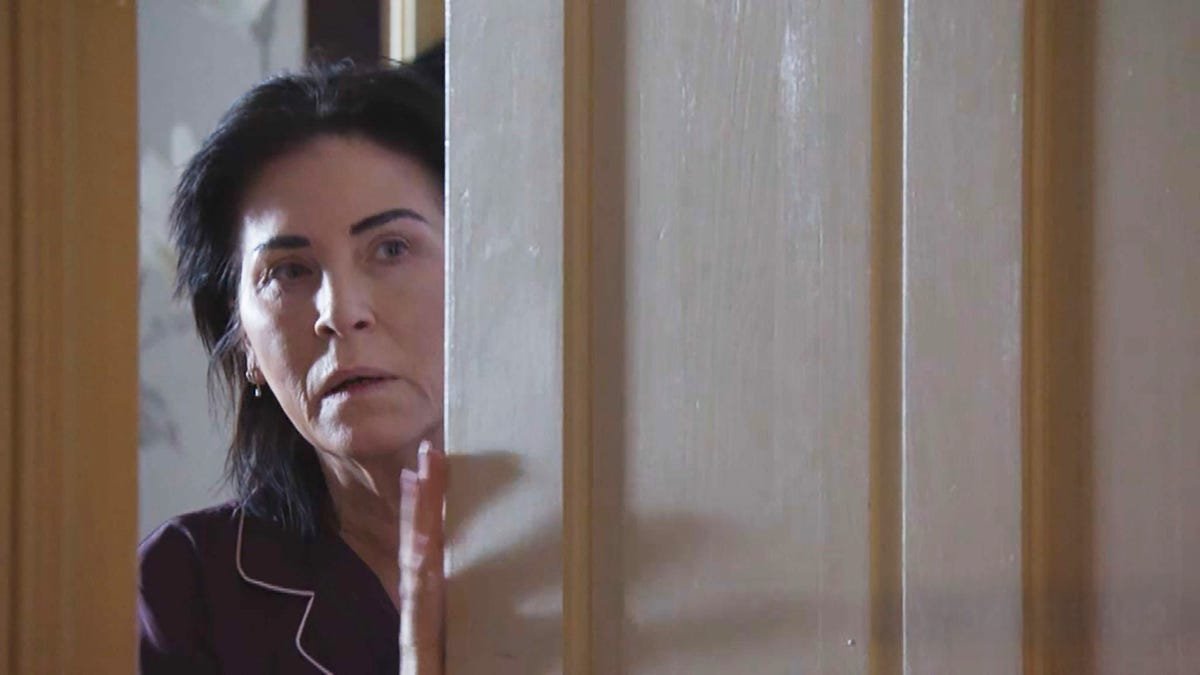 RyanSoapKing25's tweet photo. Just watched tonight's #EastEnders as expected a whole episode based solely on the Slaters in the aftermath of Zoe's death and it was absolutely gut punching! That final scene sent physical shivers down my spine. 😱 

A huge congratulations to Jessie Wallace, Shane Richie, Indeyarna Donaldson-Holdness, Gillian Wright, Sonny Kendell and Laila Morse! 

Killing off Zoe Slater was one of the biggest mistakes this show has ever made and she deserved so much better 💔😭😢