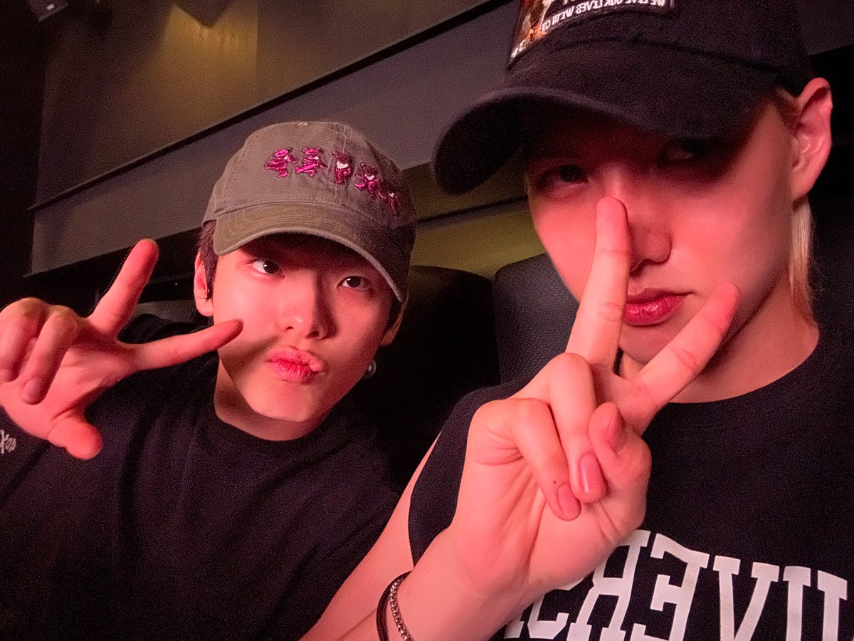 82Message's tweet photo. [#동네친구_성일]
우리 막둥이 생일 너무 축하하고 햄토리즈 우정 영원하자 사랑한다 규니♥️

#82MAJOR #82메이저 #에이티투메이저
#조성일 #CHOSEONGIL https://t.co/Vu39XWah4z