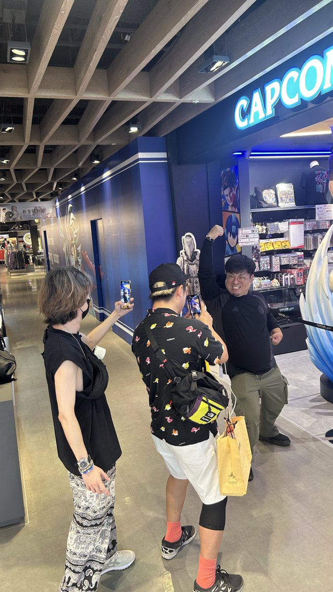 BinchuRen's tweet photo. 有名なキャラクターの真似をする人を
撮る集団を、撮る僕。 https://t.co/nI3GO0A8xG