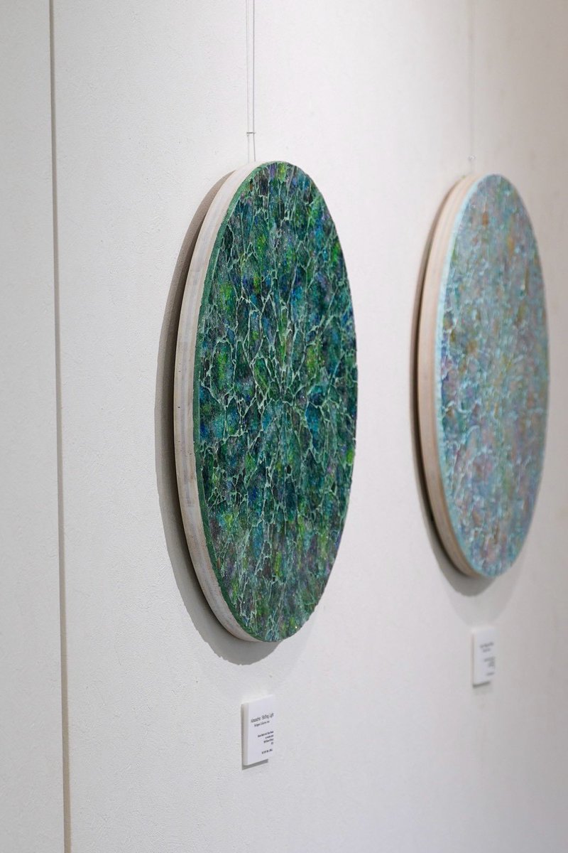 artwork_mayumi's tweet photo. 個展「硝子越しの色」より。

作品を会場に置いてみると、
制作中とはまた違う見え方が生まれました。

壁との距離や余白、
自然光の入り方、
時間によって変わる色や影。

作品は、置かれる場所によって
また新しい表情を見せてくれる。

#ガラスモザイク #個展　#アート https://t.co/QcCIXhnZqL