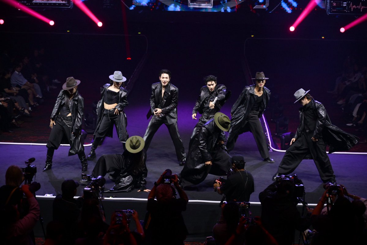 MchoiceTH's tweet photo. Performance show at Mchoice &amp; Mint awards 2026

[DAOU x OFFROAD] - จังหวะหัวใจ (Original song from Bie Sukrit)

@oueiija @TOTOGABACK

#DAOU #OFFROAD
#MchoiceMintAwards2026 #MchoiceMintatICONSIAM
#MchoiceTH #MintAwards2026 #MintMagTH https://t.co/8eka3SwRS0