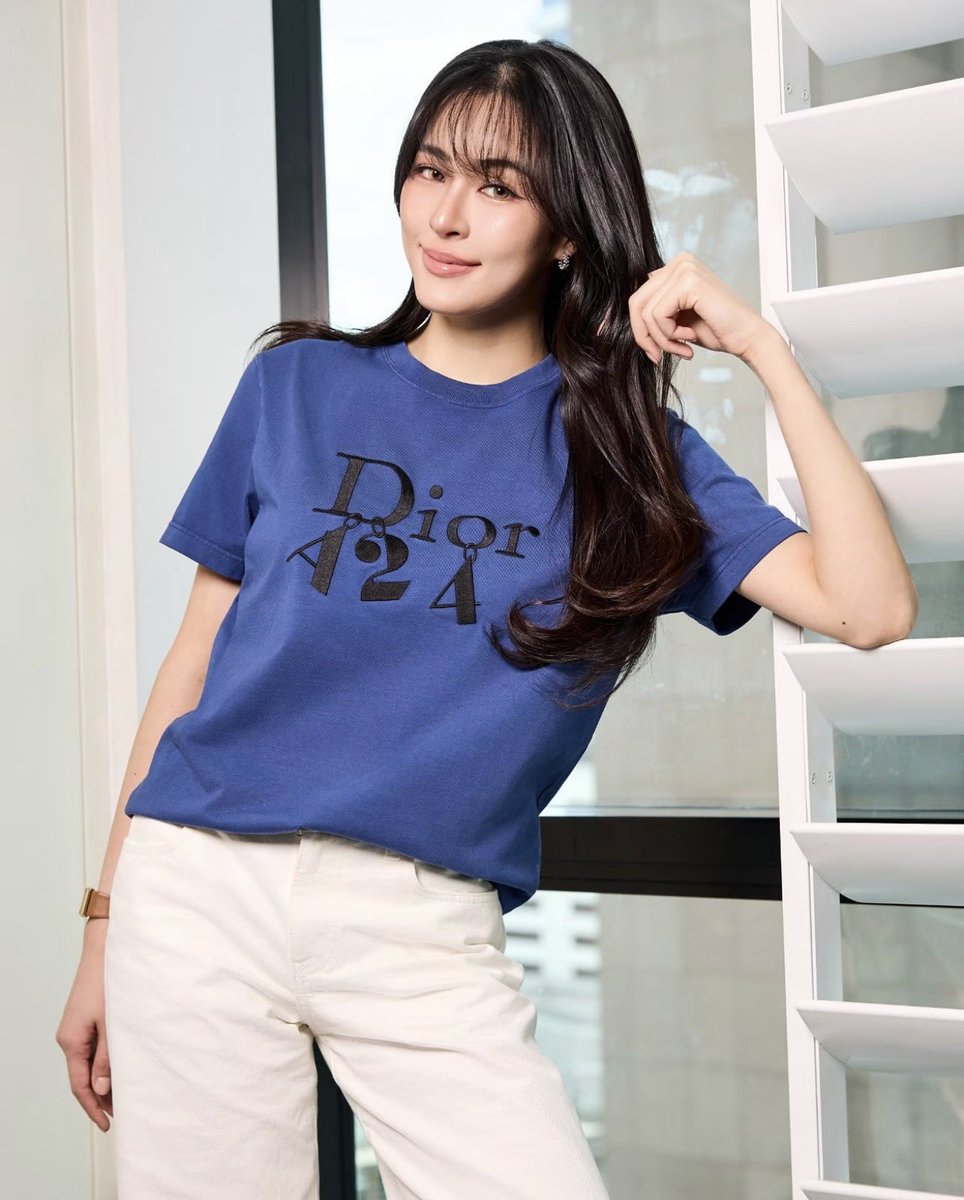 ling2kwong_hkg's tweet photo. Lingling Kwong in Dior A24 💙🤍

@linglingsirilak @Dior 
#Linglingkwong‌ #Dior 
#DiorA24
#หลิงหลิงคอง https://t.co/Ohm7LZU2A6
