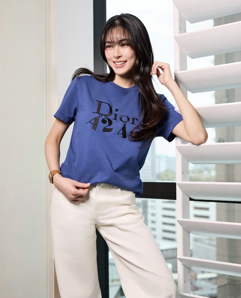 ling2kwong_hkg's tweet photo. Lingling Kwong in Dior A24 💙🤍

@linglingsirilak @Dior 
#Linglingkwong‌ #Dior 
#DiorA24
#หลิงหลิงคอง https://t.co/Ohm7LZU2A6