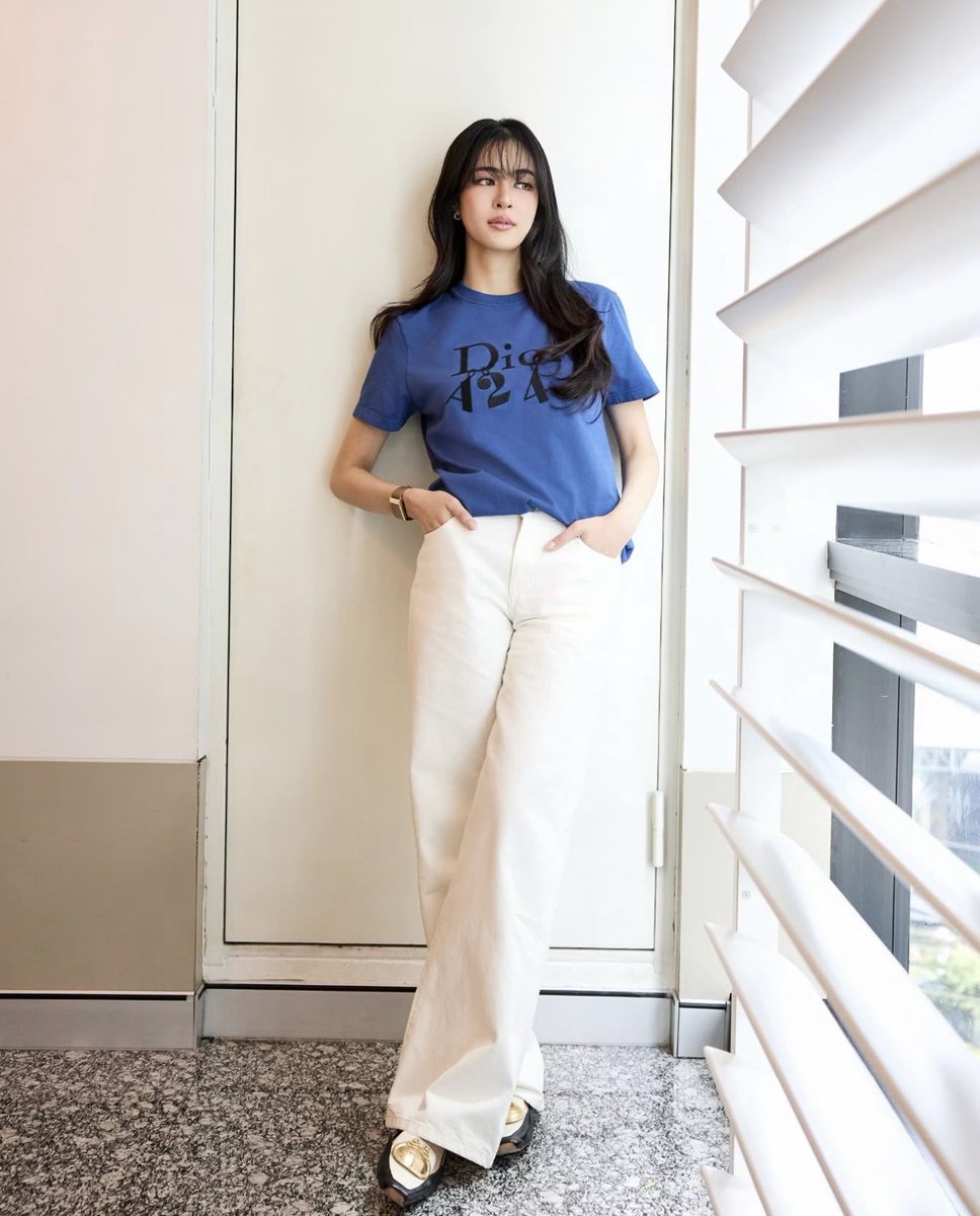 ling2kwong_hkg's tweet photo. Lingling Kwong in Dior A24 💙🤍

@linglingsirilak @Dior 
#Linglingkwong‌ #Dior 
#DiorA24
#หลิงหลิงคอง https://t.co/Ohm7LZU2A6